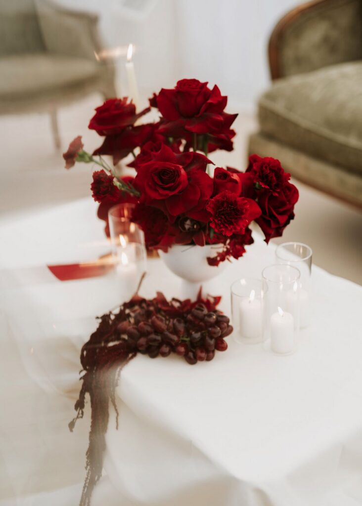 red roses and green chairs for a luxury winter wedding setup